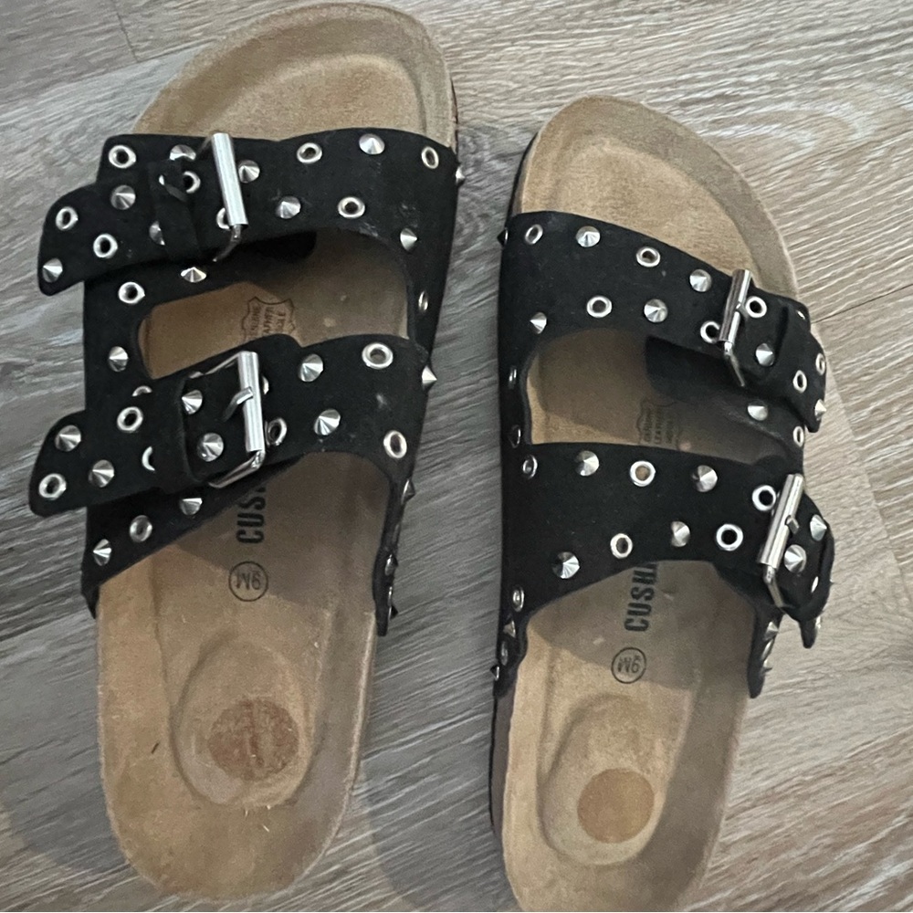 BRAND NEW/ NEVER WORN ‘CUSHIONAIRE’ BLACK SANDALS  Size 9 AWESOME SILVER STUDS😎 - Picture 4 of 8